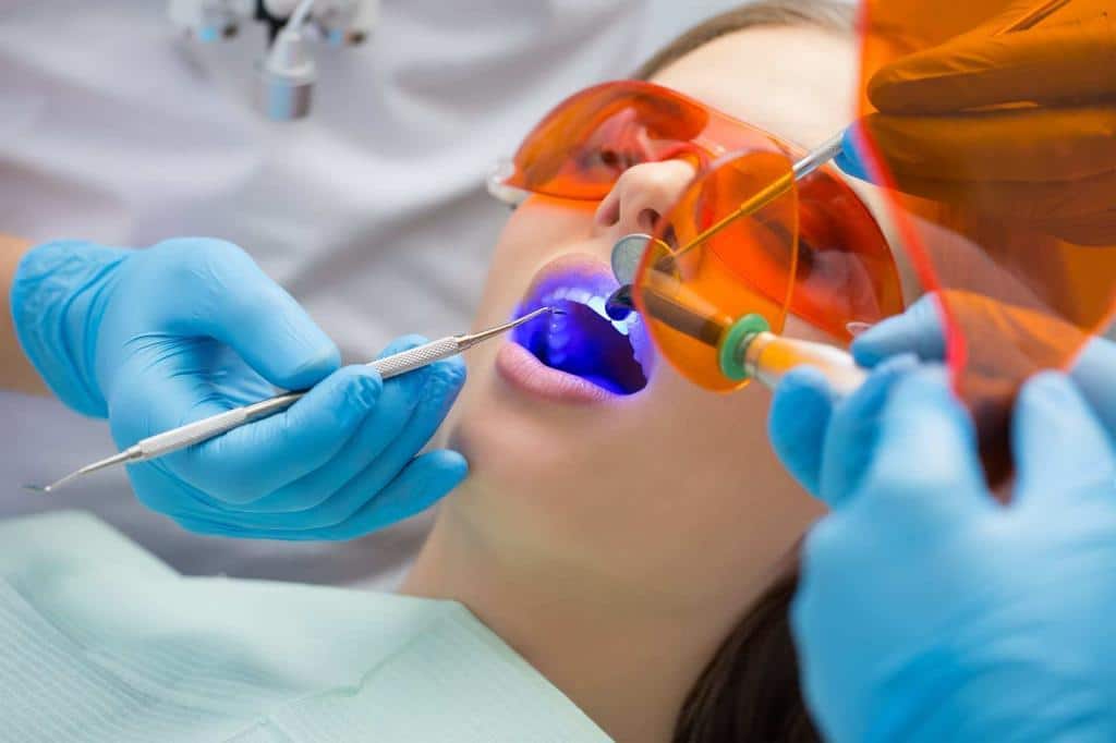 Tooth filling procedure featuring ultraviolet lamp